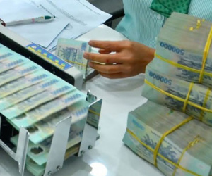 Bất ngờ tăng lãi suất tiền gửi