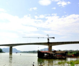 Buồn tình, nam thanh niên nhảy cầu tự tử