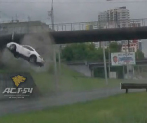 Clip: Siêu xe Porsche bay lên không trung trong tai nạn thảm khốc