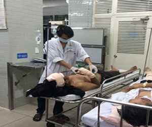 Hoảng sợ kể lại vụ xe khách tụt dốc, 13 người bị thương