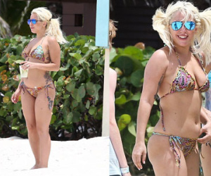 Lady Gaga diện bikni lộ thân hình ngấn mỡ