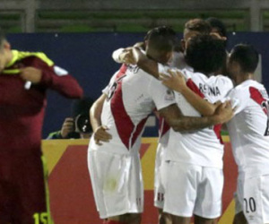 Lão tướng Pizarro giúp Peru đá bại 10 người Venezuela