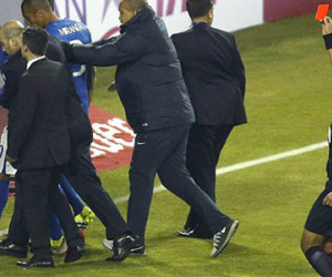Nổi điên, sút bóng vào người đối phương, Neymar chỉ bị treo giò 1 trận