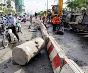 Xe bồn lật ngang đường Sài Gòn, giao thông tắc 3 giờ