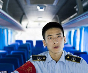 Cư dân mạng phát sốt vì phụ xe quá đẹp trai