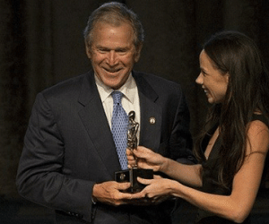 Cựu tổng thống George W. Bush là "Người cha của năm"