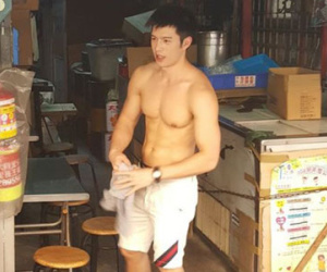 "Hot boy tào phớ" 6 múi bất ngờ gây chú ý trên mạng
