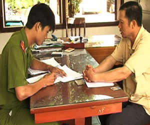 Chủ tiệm vàng trốn truy nã trong vai người mua ve chai