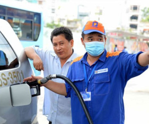 Giá xăng "làm căng" doanh nghiệp