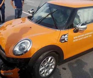 Lái thử xe, khách hàng đâm nát đầu Mini Cooper tiền tỷ
