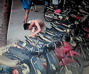 “Phù thủy” chuyên cởi trần phá cốp xe