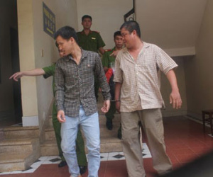 Bắt giam ngay tại tòa ông bố "đánh đập người yêu của con gái"