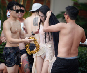Hà Nội: Mẫu nữ lộ điểm nhạy cảm, trượt ngã tại tiệc bể bơi