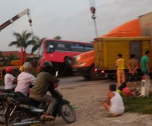 Xe giường nằm lộn một vòng trên đường