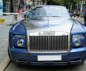 Xe mui trần siêu sang Rolls-Royce trên phố Sài Gòn