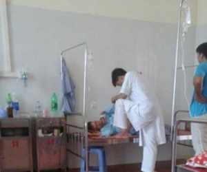 Bác sĩ giẫm chân lên giường bệnh từ chức và bị kỷ luật