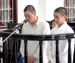 Cưỡng hiếp người yêu 13 tuổi của bạn thân tại sân vận động