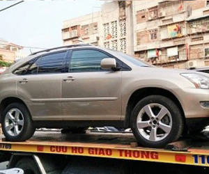 Giây phút cặp đôi lĩnh trọn ca axít khi ngồi trên xe Lexus