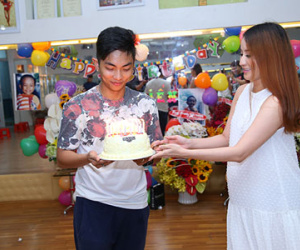 Phan Hiển đón sinh nhật bên Khánh Thi