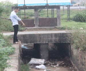 Phát hiện thi thể bé sơ sinh còn nguyên rốn trong cống thoát nước
