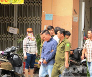 Phóng dao làm chết vợ ngay cầu thang chung cư