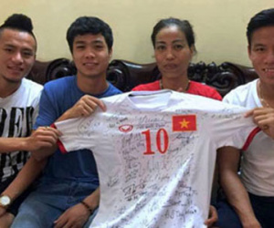 Công Phượng, Huy Toàn, Ngọc Hải đến thăm cựu VĐV Vũ Bích Hường