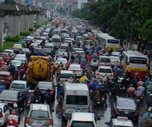Đường phố Hà Nội ách tắc trong mưa lớn