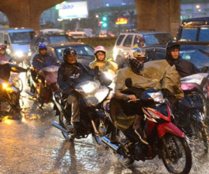 Mưa ngập, gió lớn ở Hà Nội