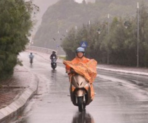 Người đi đường bị bão xô ngã, nằm rạp xuống cầu tại Quảng Ninh