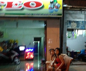 Thiếu nữ bị buộc khỏa thân câu khách trong quán "bia ôm"