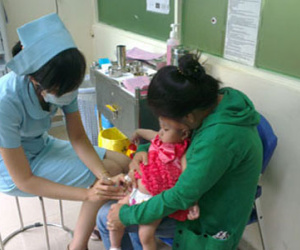 Thuê xe đưa con nhỏ đi hàng trăm km tiêm vắc-xin dịch vụ