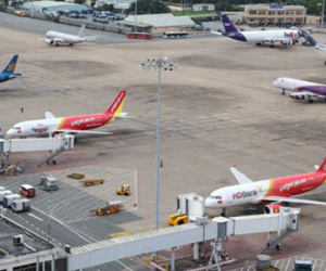 Hàng chục chuyến bay phải chuyển hướng do mưa bão