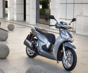 Honda SH 300i ABS 2016 giá gần 5.800 USD