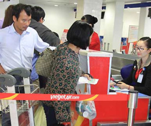 Không muốn xếp hàng, khách tát nữ nhân viên hàng không