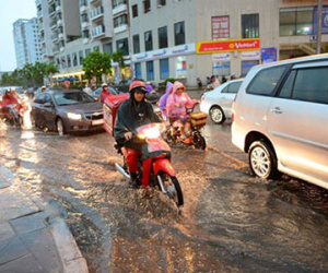Mưa kéo dài, nhiều tuyến đường thành "sông"