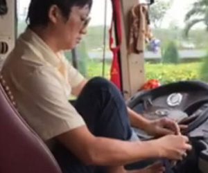 Tài xế buông vô lăng đi giày bị công ty triệu tập