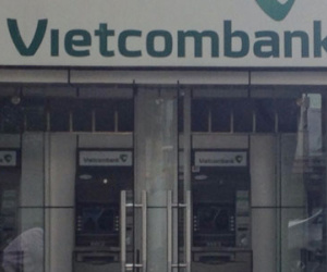 Bắt nóng 2 tên dùng thẻ ATM giả rút gần tỷ đồng