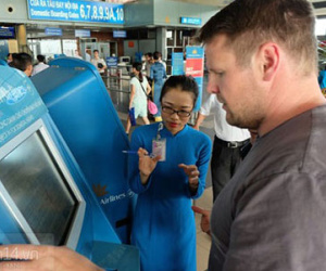 Cận cảnh quy trình check-in tự động chưa đầy 1 phút tại sân bay Nội Bài