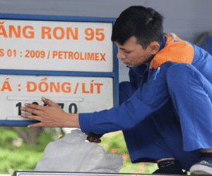 Giá xăng dầu vẫn tăng vọt dù giá nhập giảm tới... 40%
