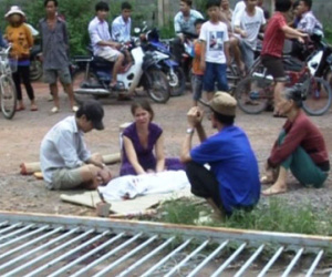 Hàng rào sắt đè bé trai 7 tuổi tử vong