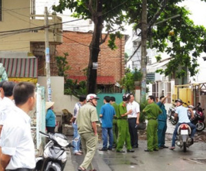 Hàng trăm người hoảng loạn vì "mìn" trước nhà dân