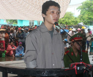 Nghịch tử bình thản khai nhận giết mẹ giấu xác vào lu
