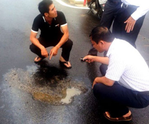 NÓNG: Mặt đường QL 1 bị kẻ xấu phá hoại bằng hoá chất lạ