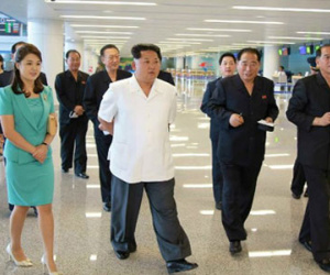 Vợ chồng Kim Jong-un thị sát sân bay hiện đại