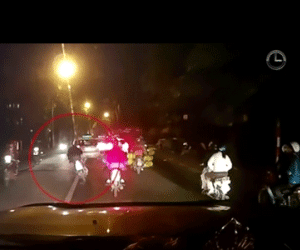 Clip: Thanh niên lạng lách tông 2 xe máy, suýt chui vào gầm ôtô