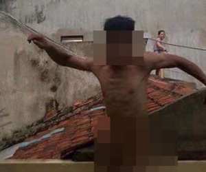 Nam thanh niên khỏa thân chạy thục mạng, băng qua nhiều nóc nhà