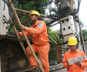 Nếu có 67.000 công nhân đi ghi công tơ thì giá điện sao có thể rẻ?