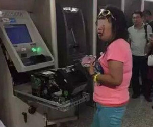Người phụ nữ dùng tay phá tan cây ATM vì bị nuốt mất thẻ