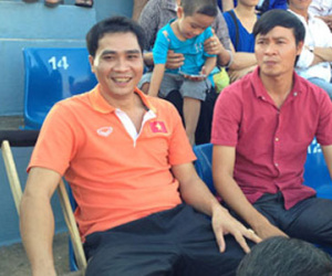 Anh trai chống nạng cổ vũ Công Phượng thi đấu
