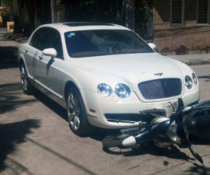 Xế siêu sang Bentley tông nam sinh nhập viện